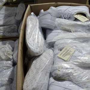 Sute de bunuri susceptibile a fi contrafăcute, descoperite într-un microbuz, la P.T.F. Calafat