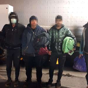 Afgani ascunși într-un automarfar, depistați la P.T.F. Nădlac II