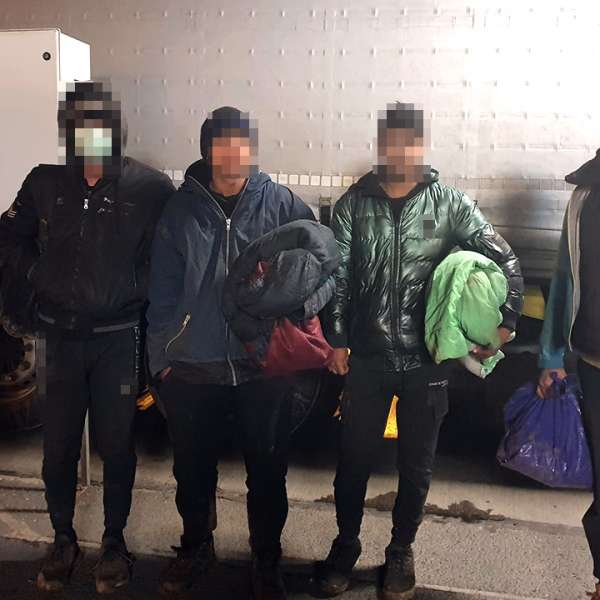 Afgani ascunși într-un automarfar, depistați la P.T.F. Nădlac II