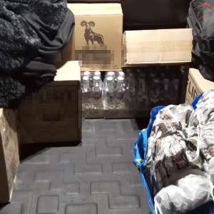 Băuturi alcoolice ascunse într-un microbuz, descoperite la P.T.F Giurgiu