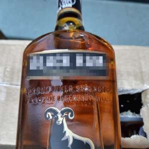 Băuturi alcoolice ascunse într-un microbuz, descoperite la P.T.F Giurgiu