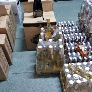 Băuturi alcoolice ascunse într-un microbuz, descoperite la P.T.F Giurgiu