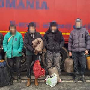 Ascunşi într-un TIR încărcat cu jucării, şase cetăţeni străini au încercat să treacă ilegal frontiera