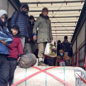 20 de cetăţeni străini depistaţi în timp ce intentionau să treacă ilegal graniţa cu Ungaria