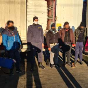 Șase cetățeni străini ascunși în două ansambluri rutiere, descoperiți în P.T.F. Giurgiu