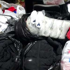 Peste 200 de articole vestimentare contrafăcute, descoperite la P.T.F. Calafat