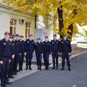 Teoria te învață să privești departe, practica - te ancorează în realitate