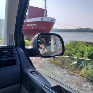 Teoria te învață să privești departe, practica - te ancorează în realitate