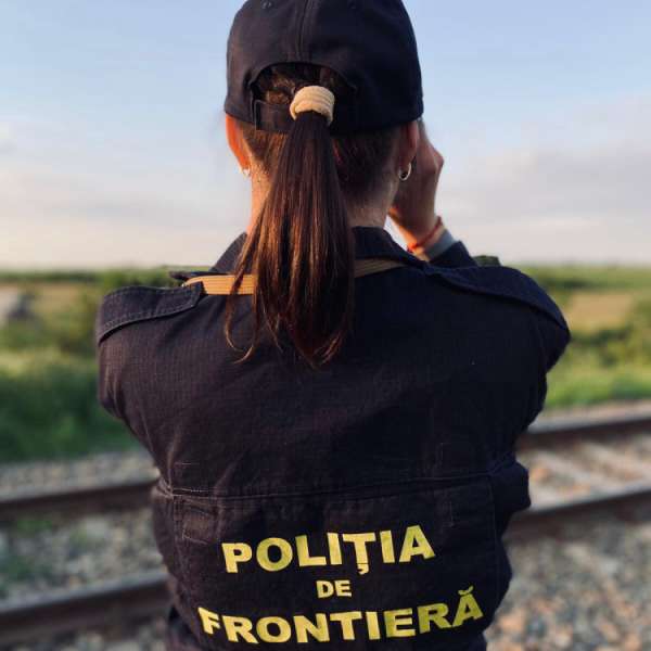Teoria te învață să privești departe, practica - te ancorează în realitate
