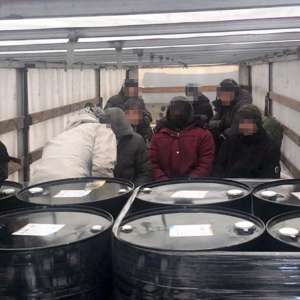 Douăzeci de migranţi, depistați ascunşi în automarfare la P.T.F. Borș I și Nădlac II