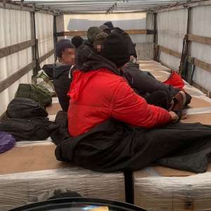 Douăzeci de migranţi, depistați ascunşi în automarfare la P.T.F. Borș I și Nădlac II