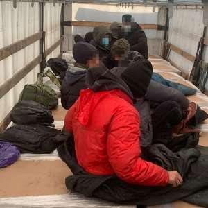Douăzeci de migranţi, depistați ascunşi în automarfare la P.T.F. Borș I și Nădlac II
