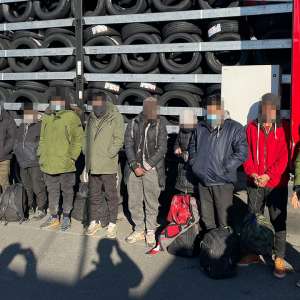 Douăzeci de migranţi, depistați ascunşi în automarfare la P.T.F. Borș I și Nădlac II