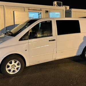 Opt cetățeni străini, ascunși în două microbuze, depistați de polițiștii de frontieră arădeni