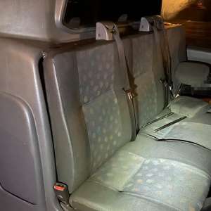 Opt cetățeni străini, ascunși în două microbuze, depistați de polițiștii de frontieră arădeni