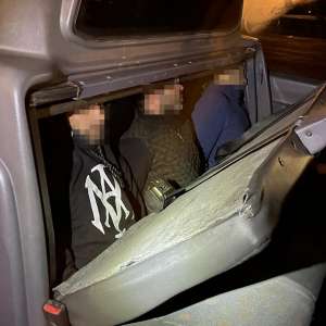 Opt cetățeni străini, ascunși în două microbuze, depistați de polițiștii de frontieră arădeni