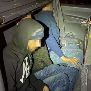 Opt cetățeni străini, ascunși în două microbuze, depistați de polițiștii de frontieră arădeni