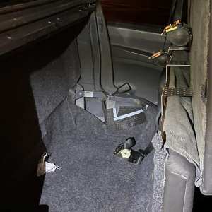 Opt cetățeni străini, ascunși în două microbuze, depistați de polițiștii de frontieră arădeni