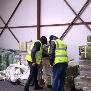 Bunuri în valoare de peste 3.400.000 lei, susceptibile a fi contrafăcute, depistate în Portul Constanța