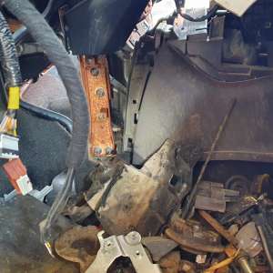 Autoturisme avariate şi deşeuri constând în piese auto, depistate în Portul Constanța