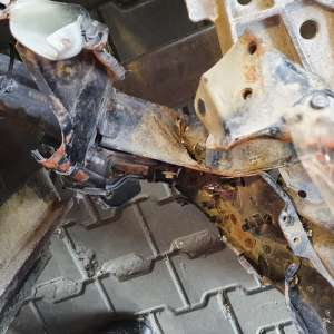 Autoturisme avariate şi deşeuri constând în piese auto, depistate în Portul Constanța