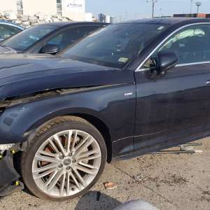 Autoturisme avariate şi deşeuri constând în piese auto, depistate în Portul Constanța