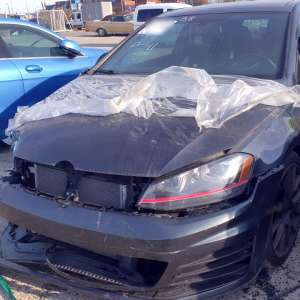 Autoturisme avariate şi deşeuri constând în piese auto, depistate în Portul Constanța