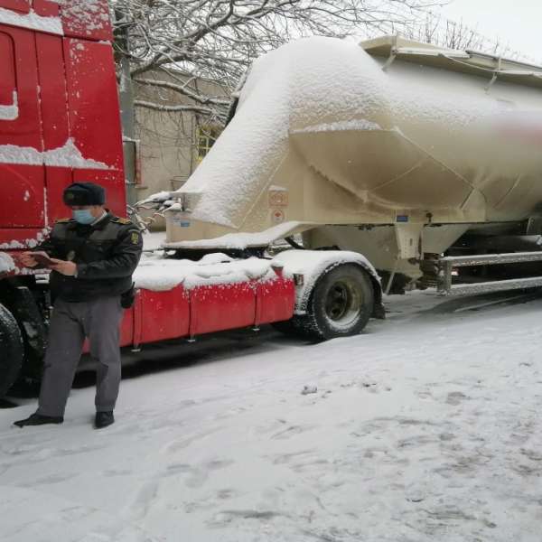 Camion radiat din circulație şi cu număr fals de înmatriculare, descoperit în trafic