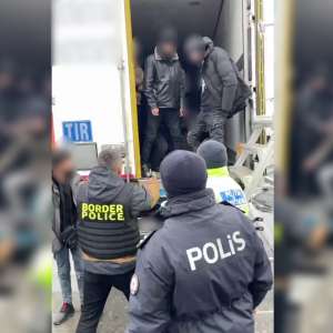 Douăzeci și nouă de migranţi din Siria şi Irak, ascunşi într-un automarfar