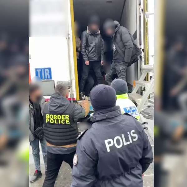 Douăzeci și nouă de migranţi din Siria şi Irak, ascunşi într-un automarfar