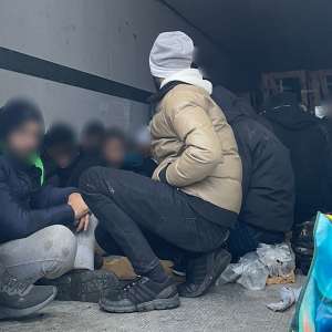 Douăzeci și nouă de migranţi din Siria şi Irak, ascunşi într-un automarfar