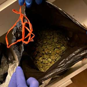 Cetăţean român reținut cu aproximativ 2 kg de canabis