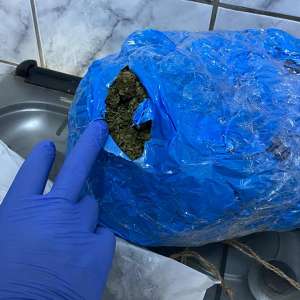 Cetăţean român reținut cu aproximativ 2 kg de canabis