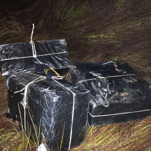 Doi ucraineni depistaţi cu 7.500 pachete țigări la granița de nord