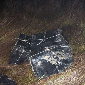 Doi ucraineni depistaţi cu 7.500 pachete țigări la granița de nord