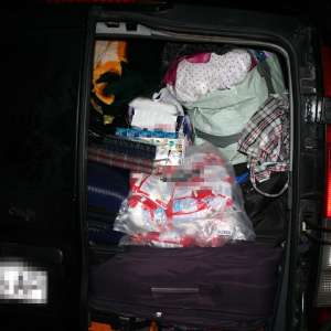Peste 17.300 de țigarete descoperite ascunse în două mijloace de transport