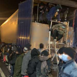 56 de cetăţeni străini depistaţi de poliţiştii de frontieră arădeni, ascunşi în mijloace de transport