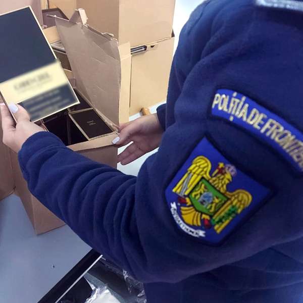 Hundreds of thousands of counterfeit perfumes, cosmetics and toys, confiscated by border guards 11 months 2021