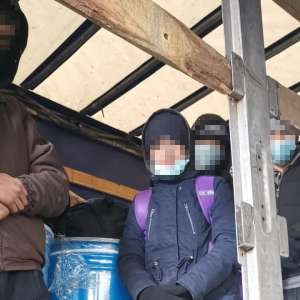 Cinci migranţi ascunşi într-un automarfar, printre bidoane cu gem