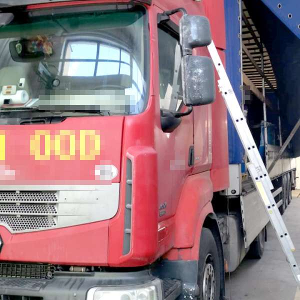 Cinci migranţi ascunşi într-un automarfar, printre bidoane cu gem