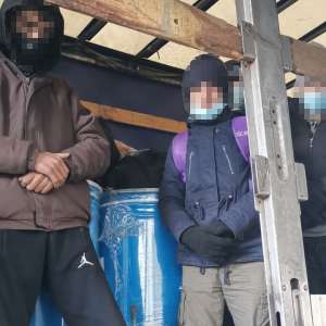 Cinci migranţi ascunşi într-un automarfar, printre bidoane cu gem