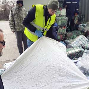 Trei containere cu 77 tone de deșeuri din haine second-hand, descoperite în Portul Constanţa