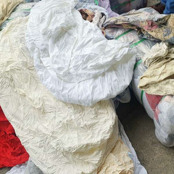 Trei containere cu 77 tone de deșeuri din haine second-hand, descoperite în Portul Constanţa
