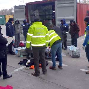 Trei containere cu 77 tone de deșeuri din haine second-hand, descoperite în Portul Constanţa