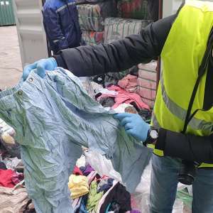 Trei containere cu 77 tone de deșeuri din haine second-hand, descoperite în Portul Constanţa