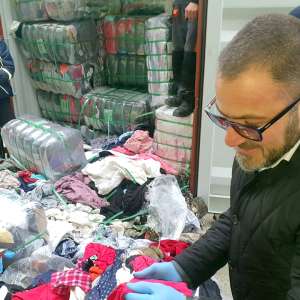 Trei containere cu 77 tone de deșeuri din haine second-hand, descoperite în Portul Constanţa