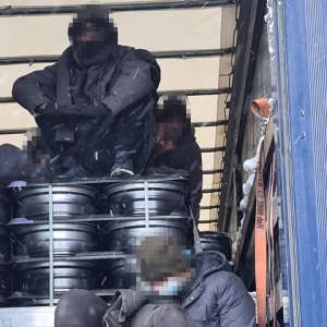 Cincisprezece migranţi, depistați ascunşi în două automarfare la P.T.F. Nădlac II