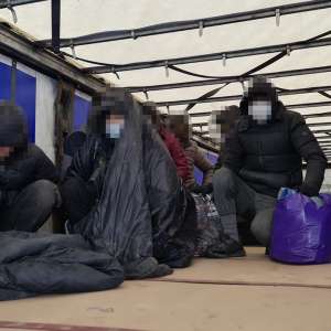 Cincisprezece migranţi, depistați ascunşi în două automarfare la P.T.F. Nădlac II