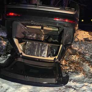 Un maramureșean s-a răsturnat cu autoturismul în care transporta peste 12.000 pachete cu țigări