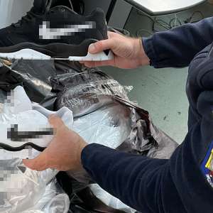 Peste 1.800 de bunuri contrafăcute, achiziționate din Turcia,  descoperite în trei autocare la P.T.F. Giurgiu